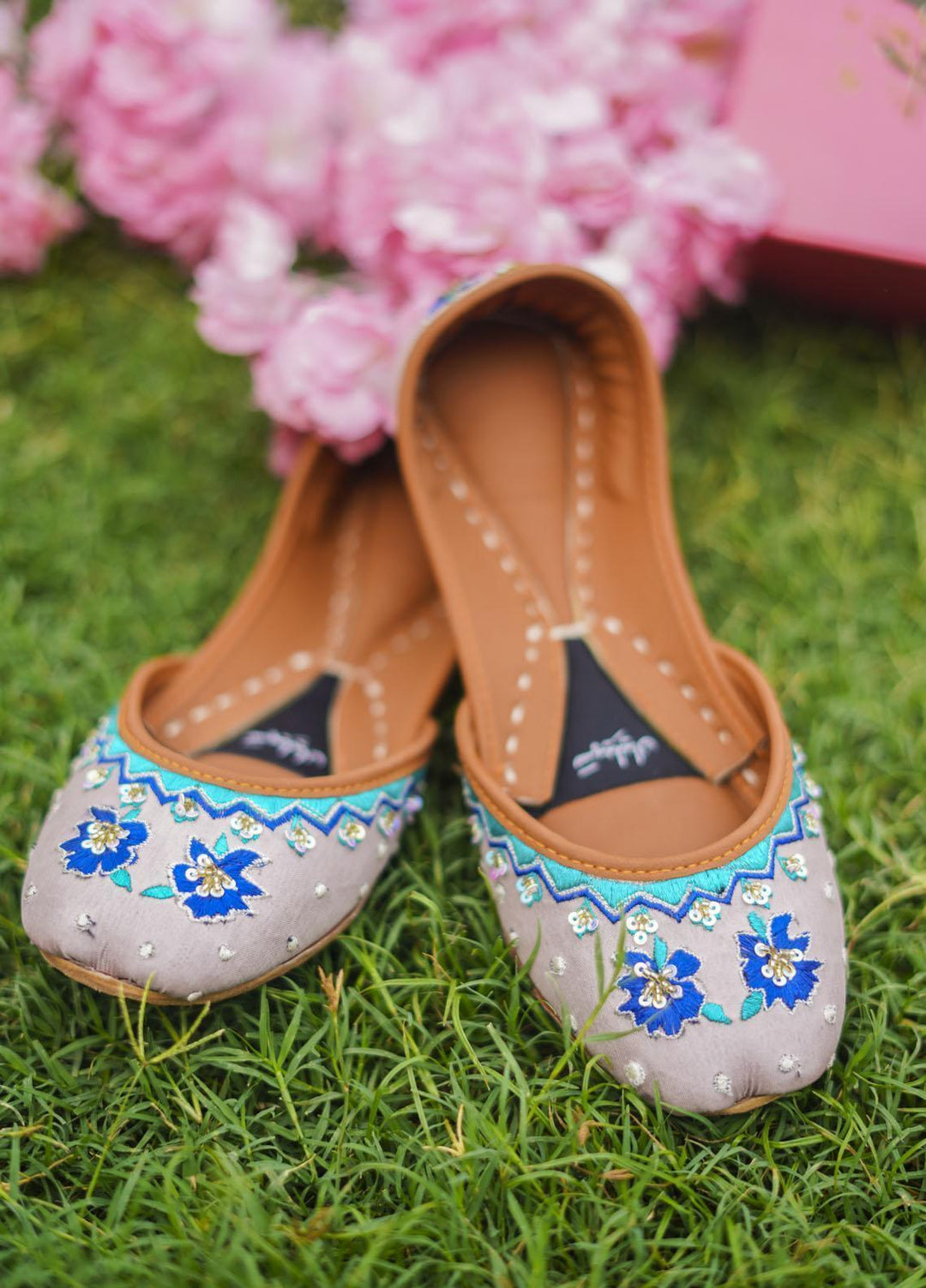 Saheliyan Festive Style  Khussay  PHOOL00IR113 IRIS