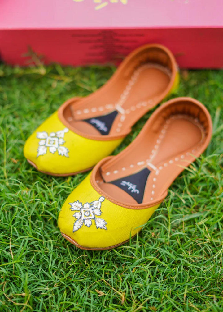 Saheliyan Festive Style  Khussay  Begonia