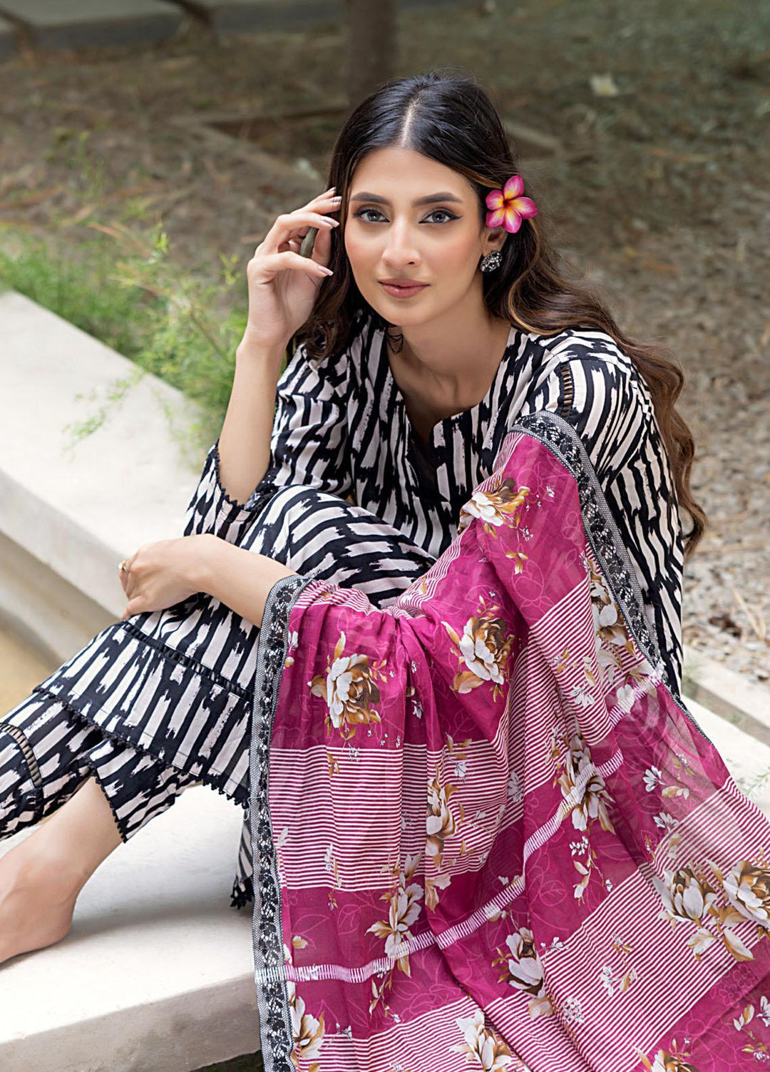 Salina Separates By Regalia Textiles Printed Lawn Suits Unstitched 3 Piece RGT23-SS7 SSV7-02 - Premium Collection