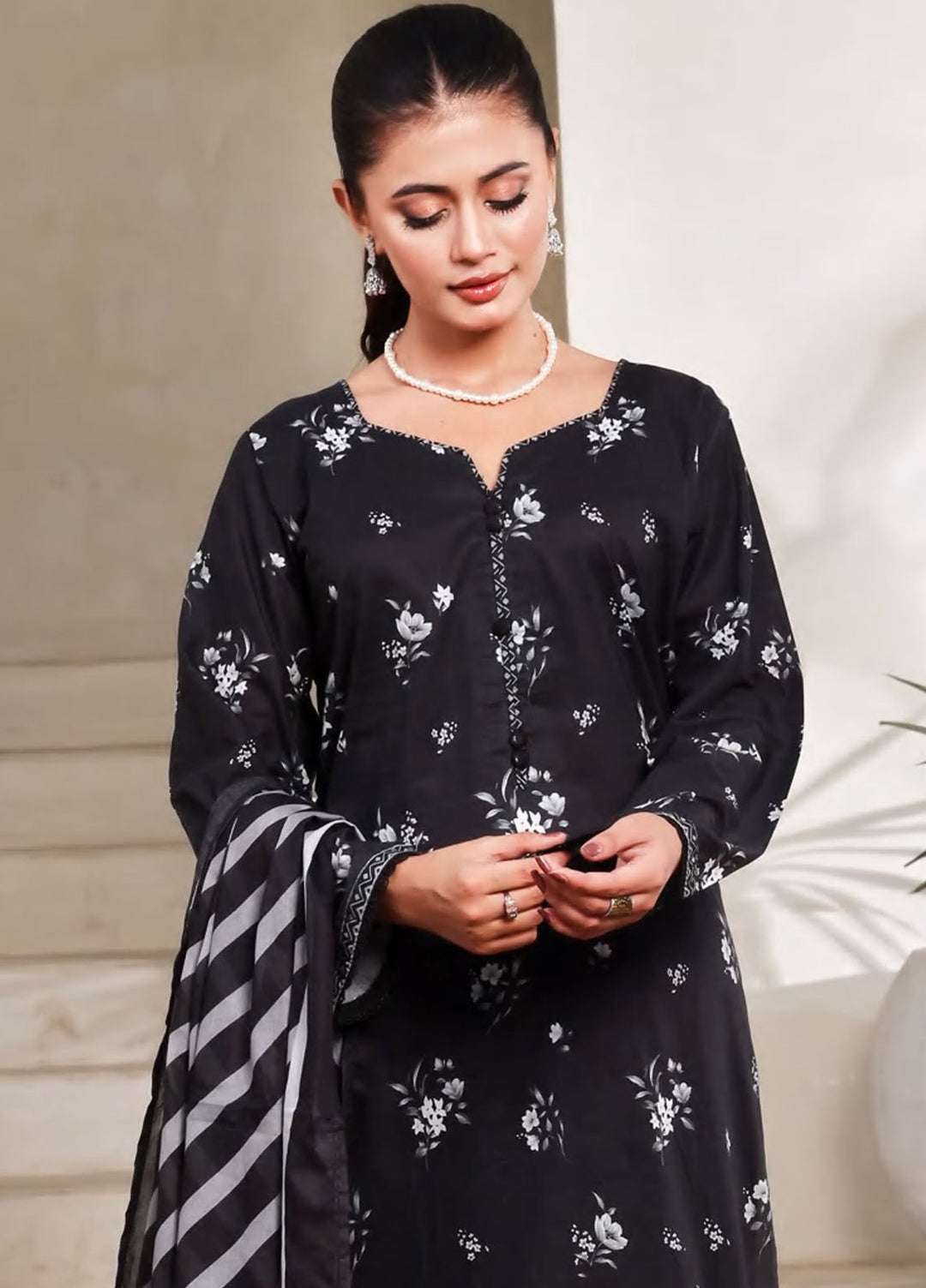 Saphron Pret Printed Lawn 3 Piece Suit D-04