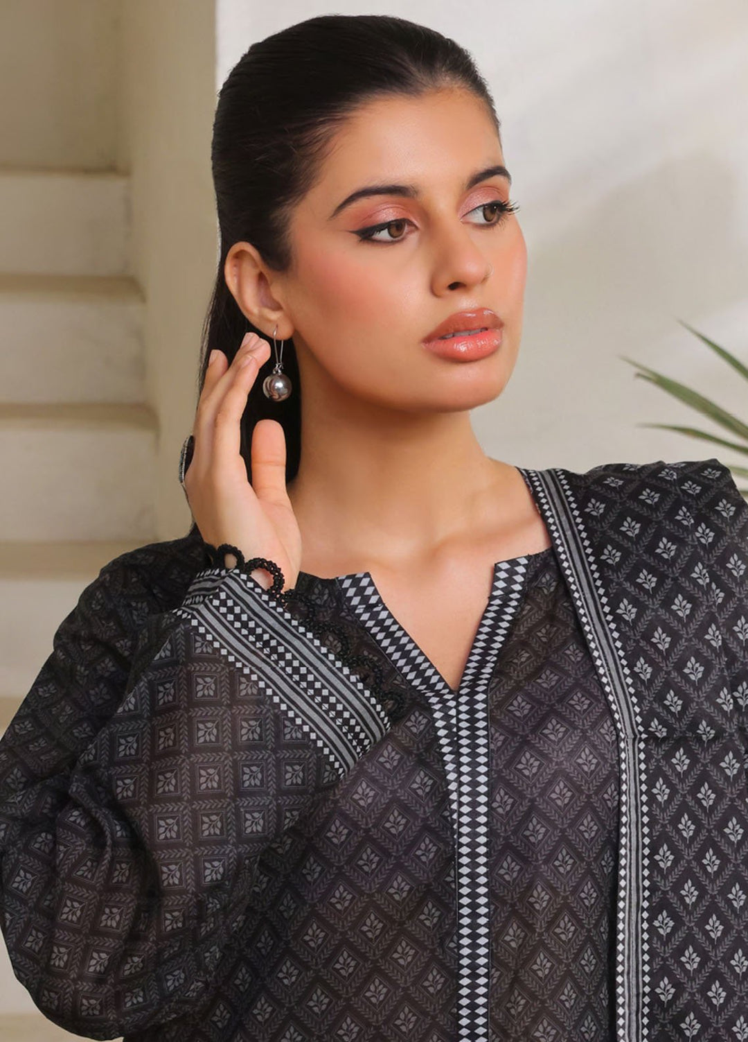 Saphron Printed Lawn Suits Unstitched 3 Piece SPH25BW D-01 - Summer Collection