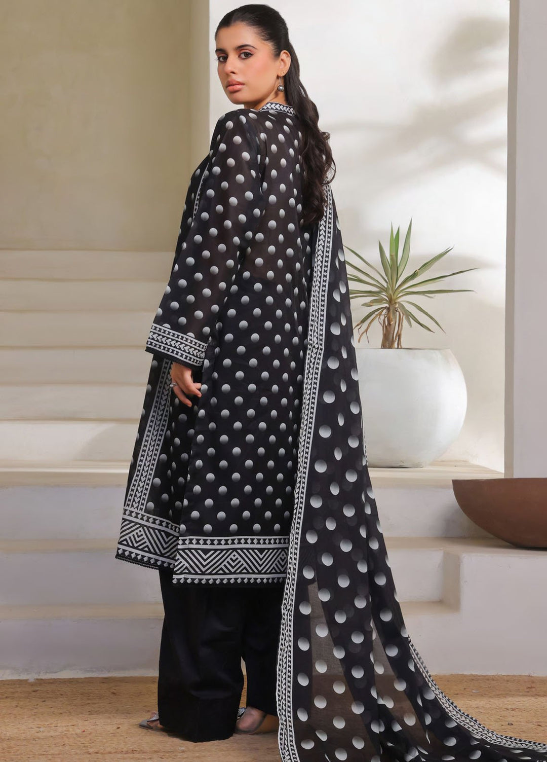 Saphron Printed Lawn Suits Unstitched 3 Piece SPH25BW D-02 - Summer Collection
