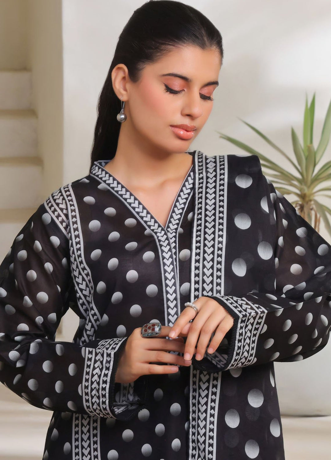 Saphron Printed Lawn Suits Unstitched 3 Piece SPH25BW D-02 - Summer Collection