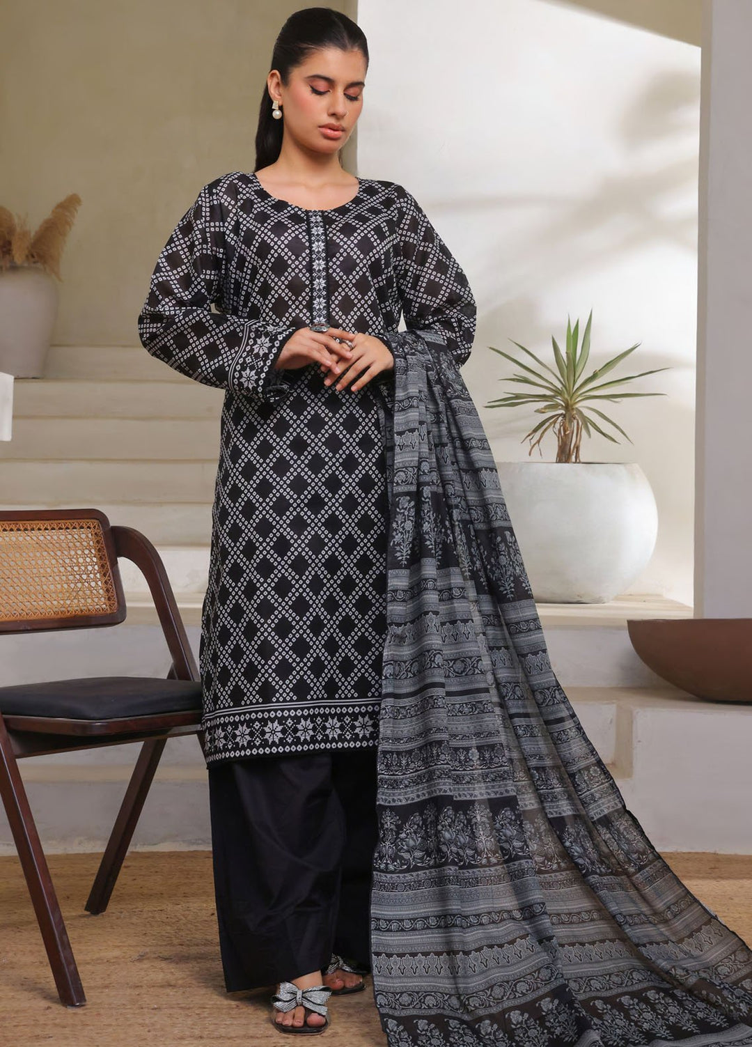 Saphron Printed Lawn Suits Unstitched 3 Piece SPH25BW D-04 - Summer Collection