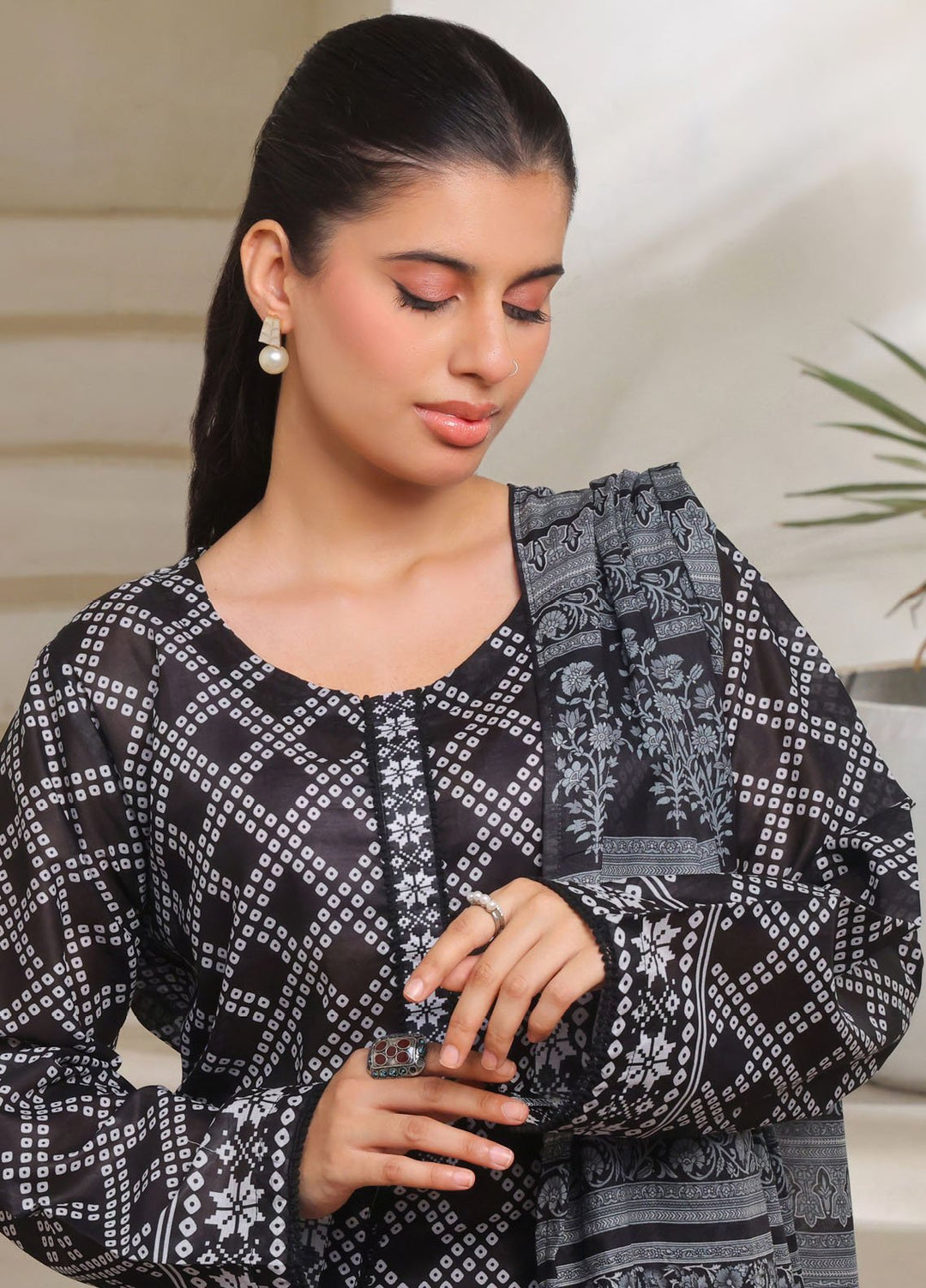 Saphron Printed Lawn Suits Unstitched 3 Piece SPH25BW D-04 - Summer Collection