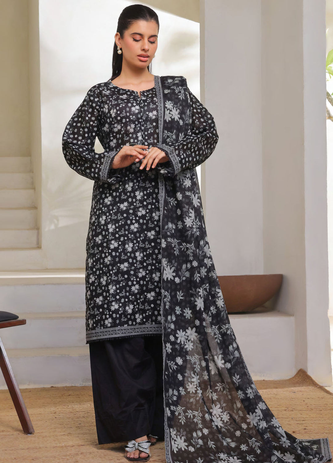 Saphron Printed Lawn Suits Unstitched 3 Piece SPH25BW D-05 - Summer Collection