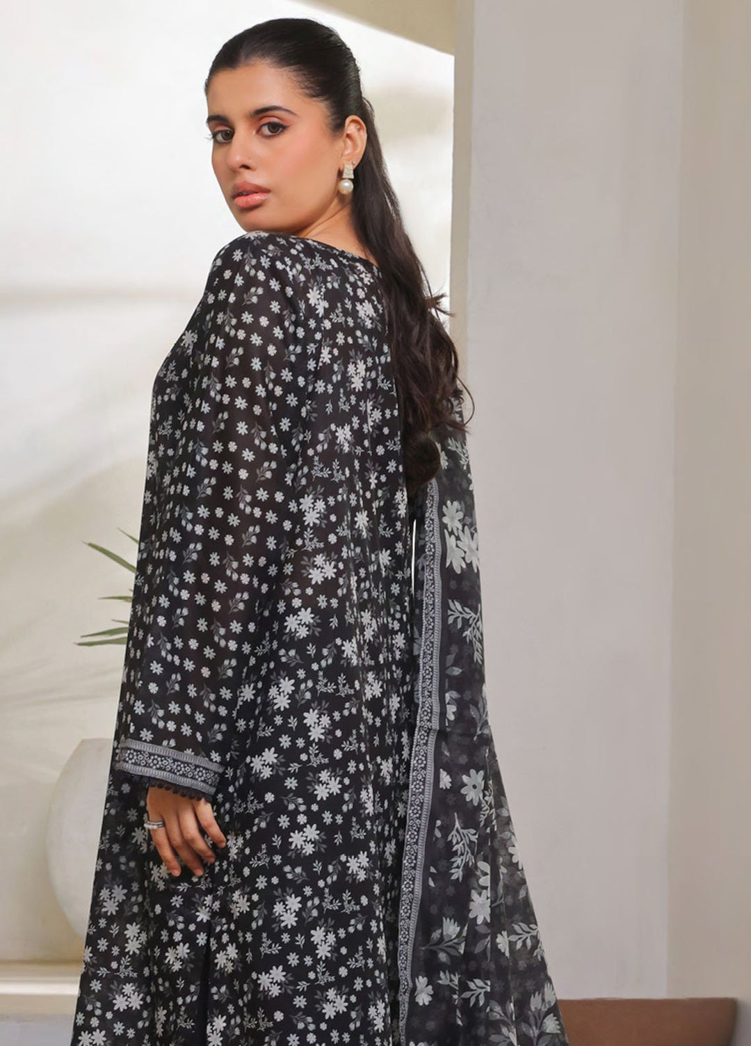 Saphron Printed Lawn Suits Unstitched 3 Piece SPH25BW D-05 - Summer Collection