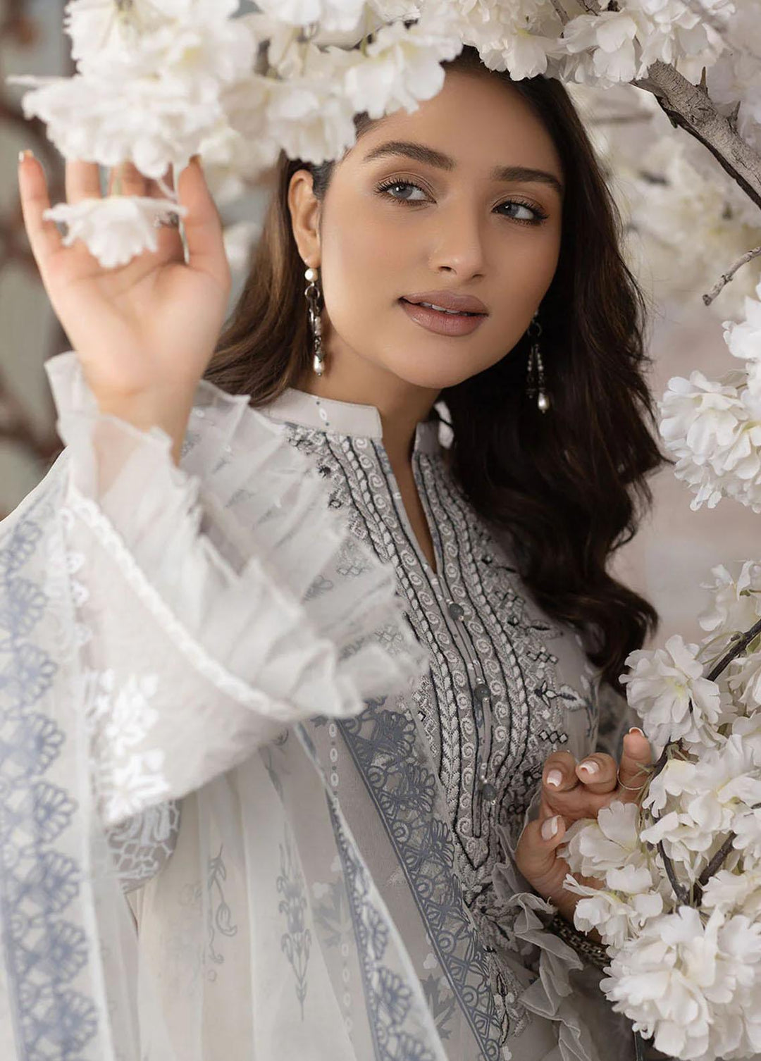 Madame Pret Embroidered Lawn 3 Piece Suit MDM23S 2605