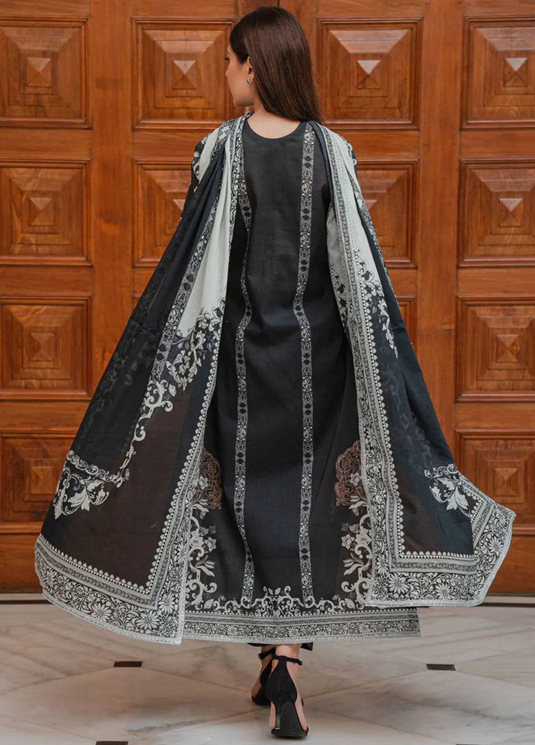 Shamaeel Ansari Pret Embroidered Lawn 3 Piece Suit LE-04