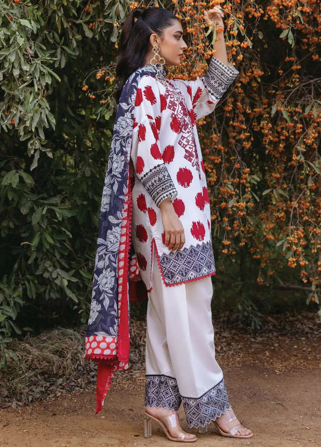 Tahra by Zainab Chottani Embroidered Lawn Suit Unstitched 3 Piece ZC24T 10A Freya - Summer Collection