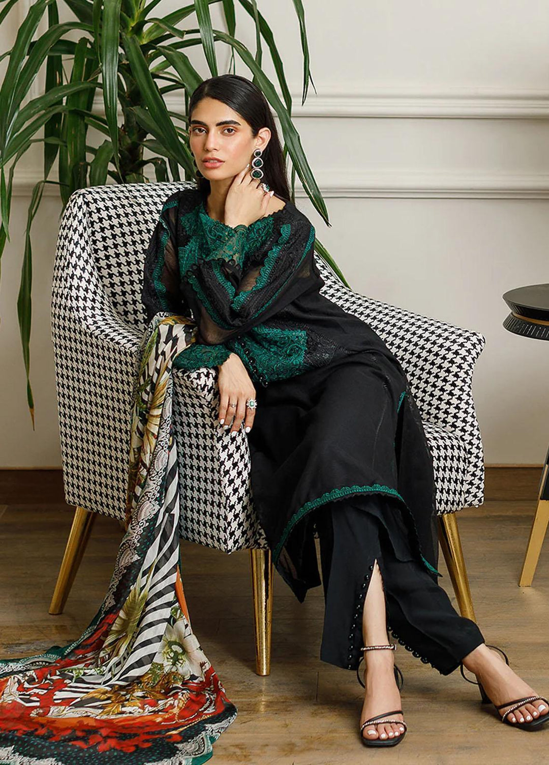 Threads & Motifs Pret Embroidered 2 Piece Suit 8331