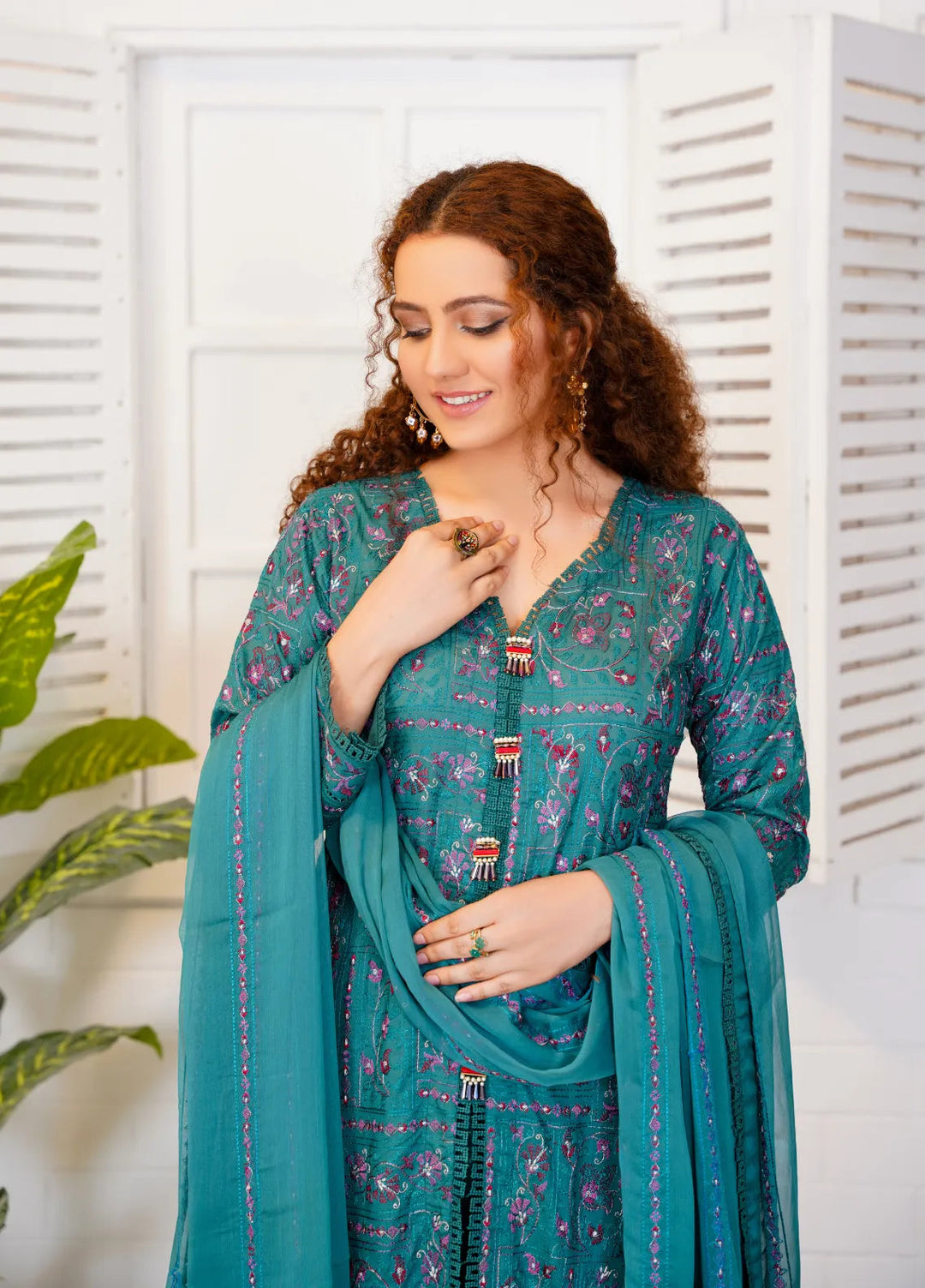 Threads And Weaves Embroidered Lawn Suit Unstitched 3 Piece L23101 - Summer Collection