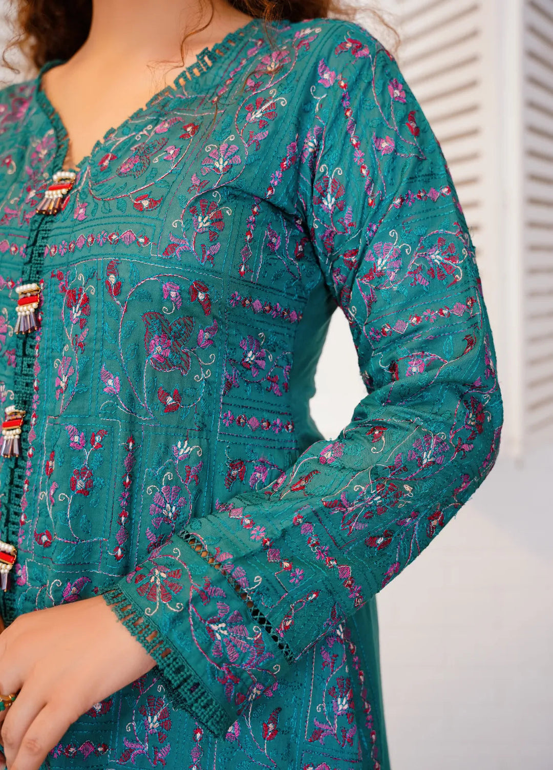 Threads And Weaves Embroidered Lawn Suit Unstitched 3 Piece L23101 - Summer Collection