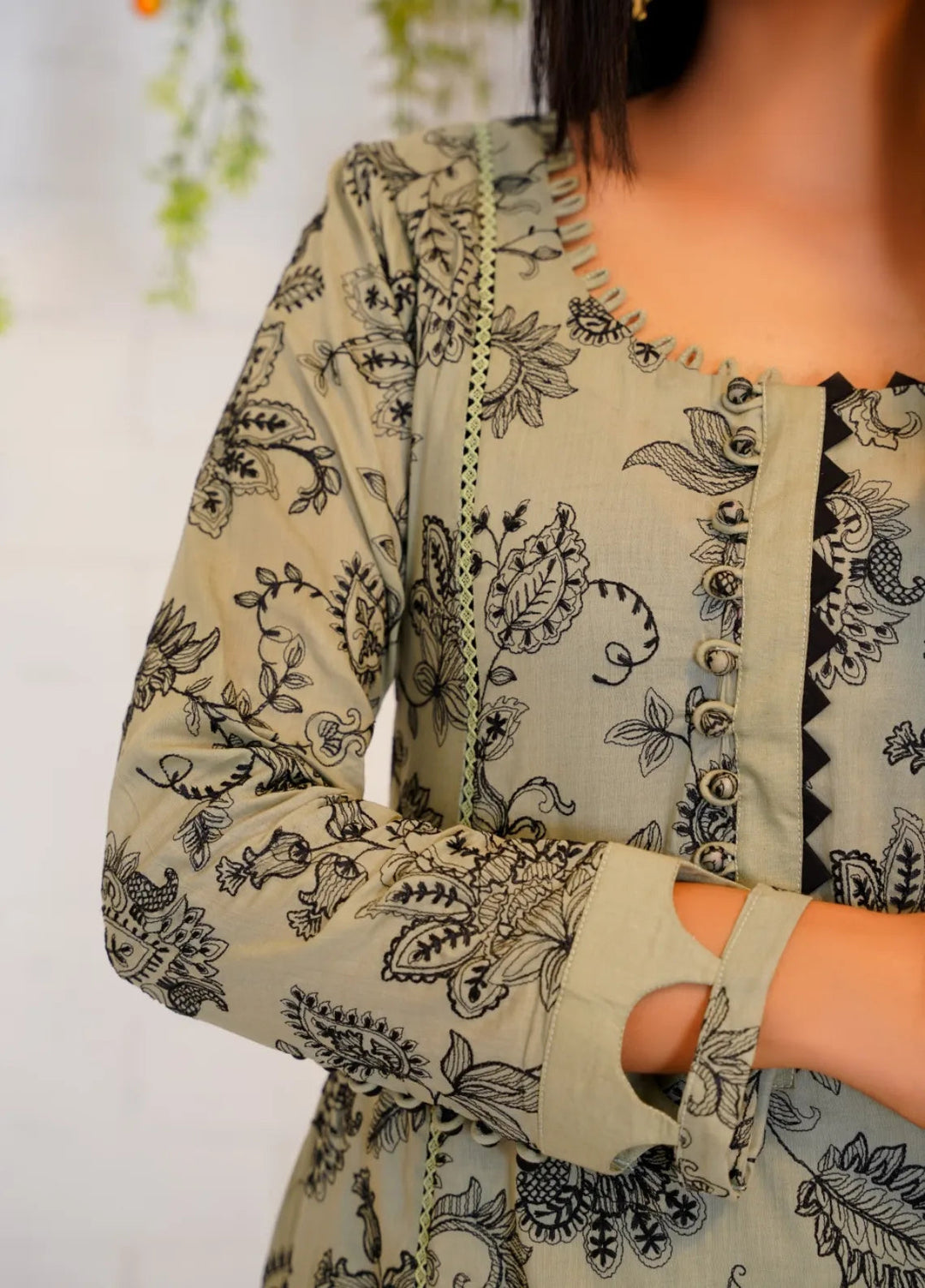 Threads And Weaves Embroidered Lawn Suit Unstitched 3 Piece L23102 - Summer Collection