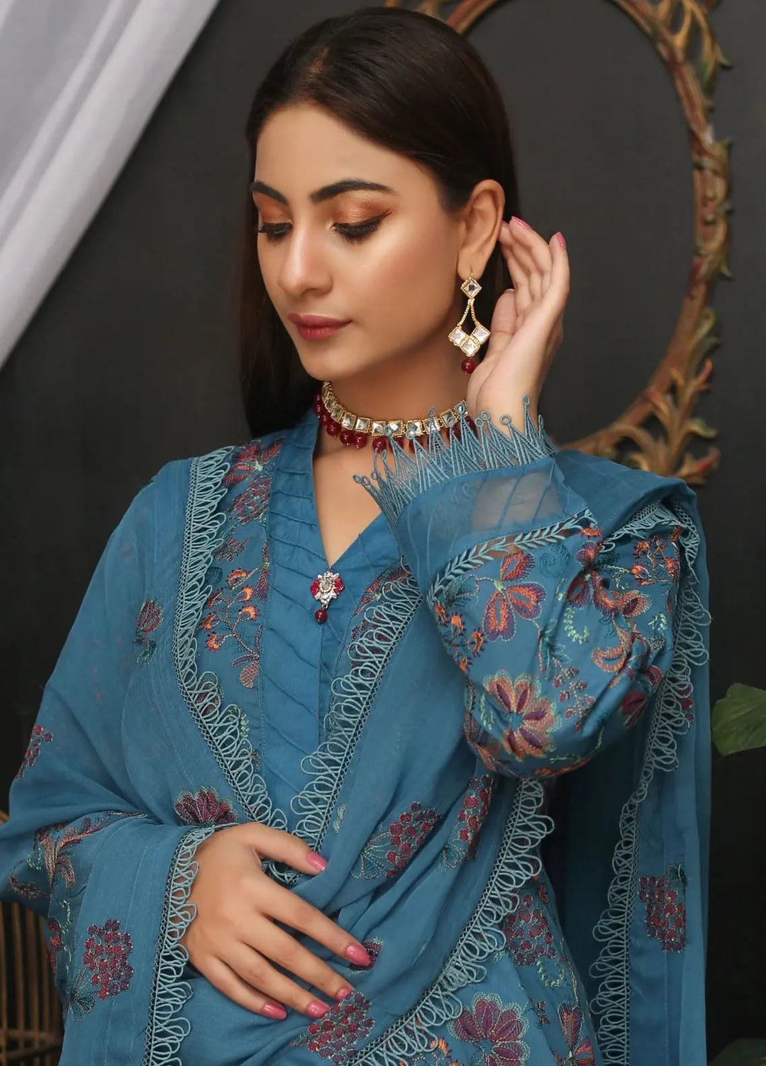 Threads And Weaves Embroidered Lawn Suit Unstitched 3 Piece L23206 - Festive Collection