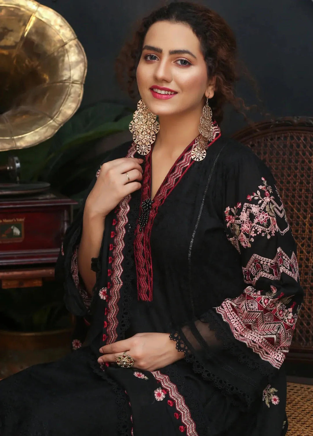 Threads And Weaves Embroidered Lawn Suit Unstitched 3 Piece L23207 - Festive Collection