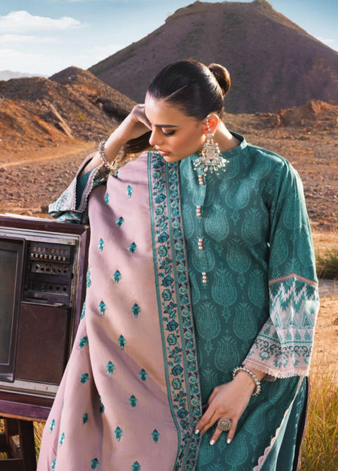 Zainab Chottani Embroidered  Suits Unstitched 3 Piece ZC22W 08 Parsa - Winter Collection